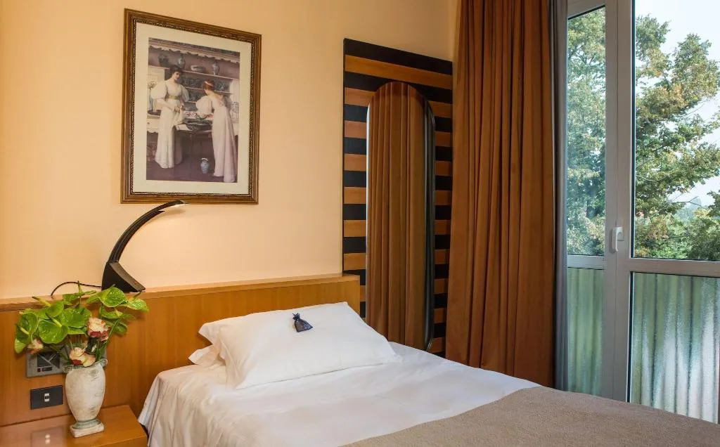 Room, Santa Barbara, Milan