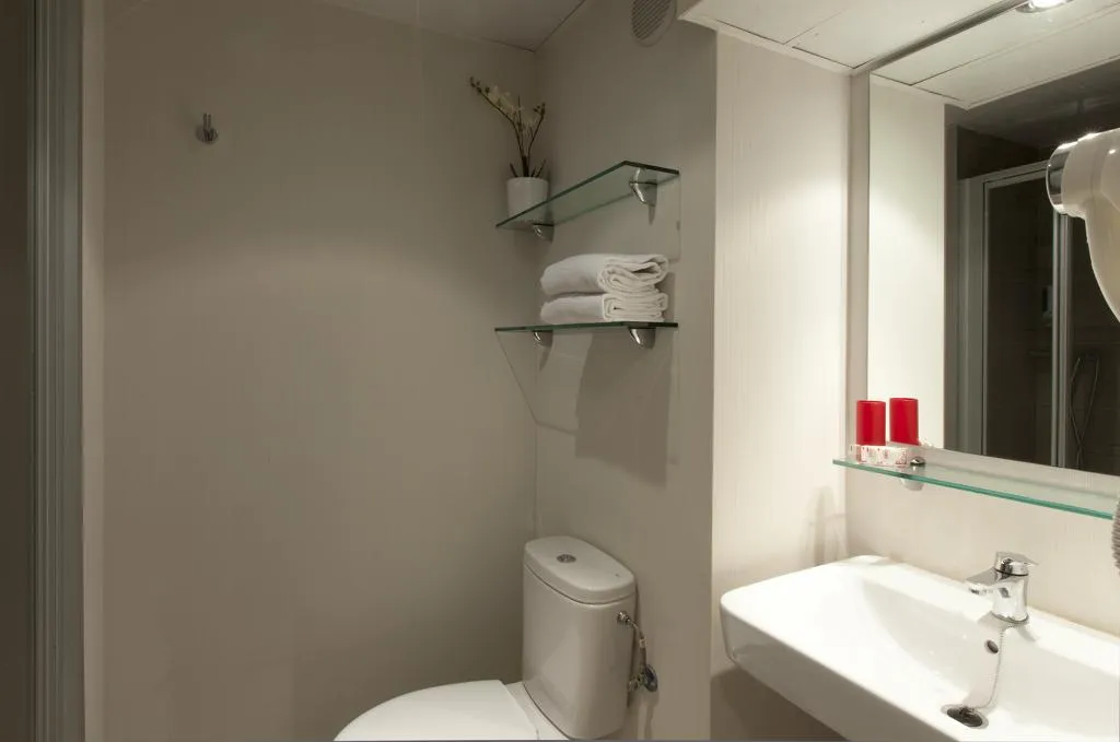 STUDIO CAPACITY 2 Room, Vertice Roomspace Madrid, Madrid