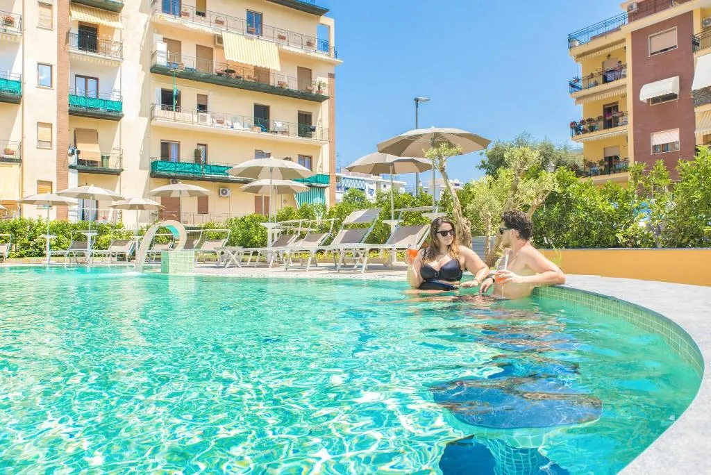 Pool, Leone, Naples