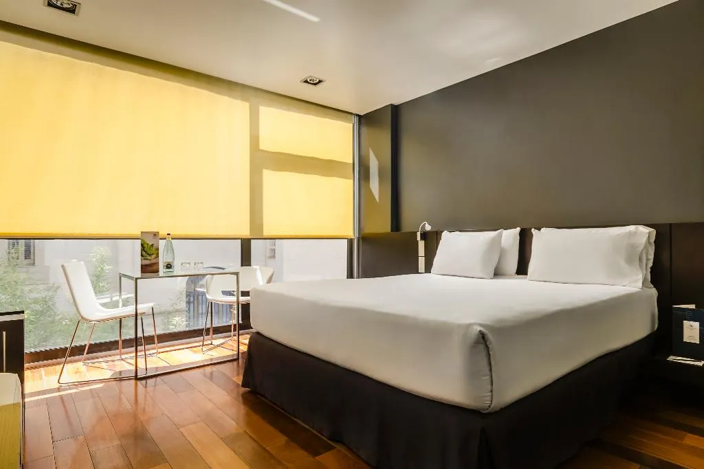 Room, Ikonik Angli, Barcelona