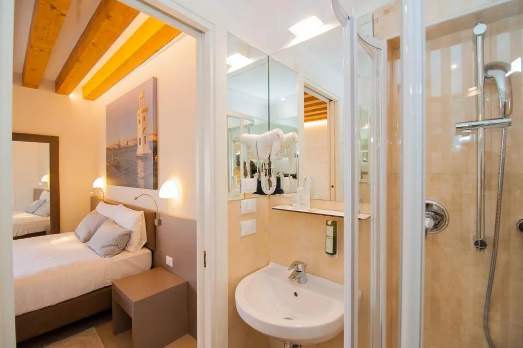 DOUBLE CANAL VIEW Room, Leone, Venice