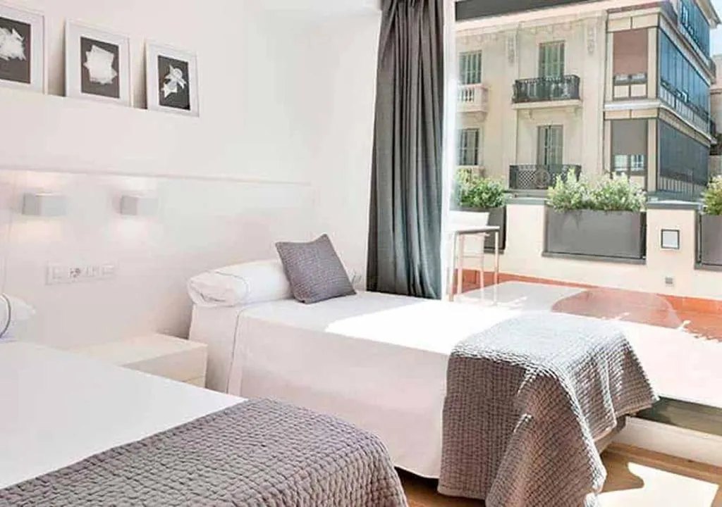 APARTMENT DELUXE WITH TERRACE Room, Murmuri Residence Mercader, Barcelona