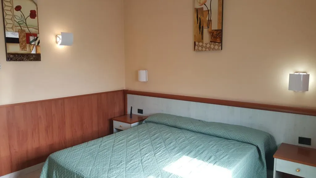 DOUBLE STANDARD Room, Laurence, Rome