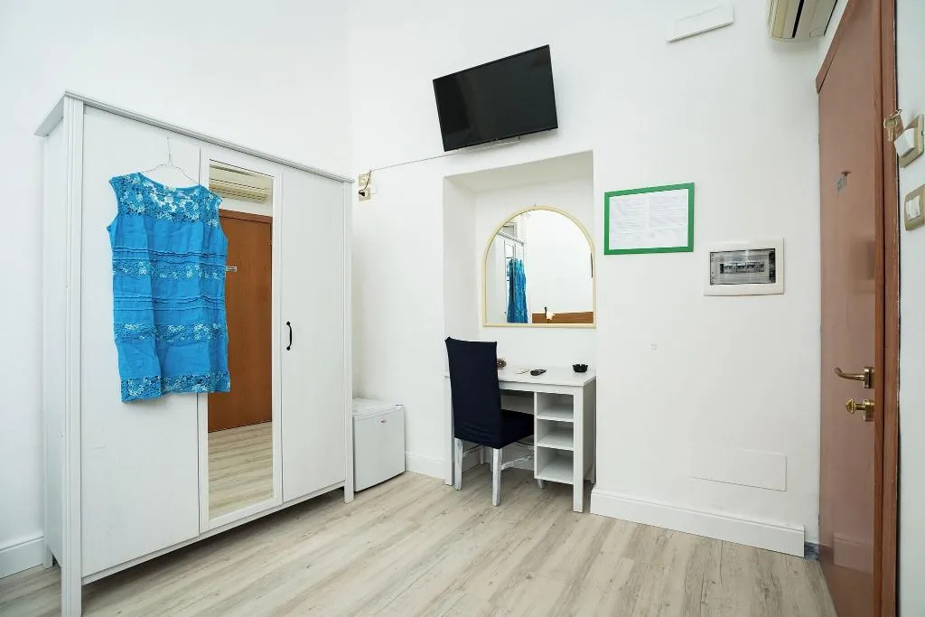 DOUBLE BASIC Room, Fontana, Naples