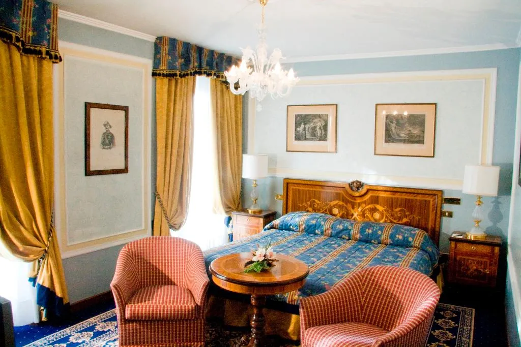 Room, Des Iles Borromees, Milan
