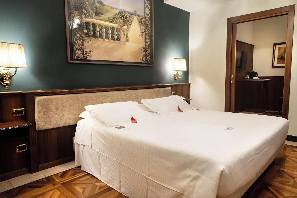 Room, Santa Barbara, Milan