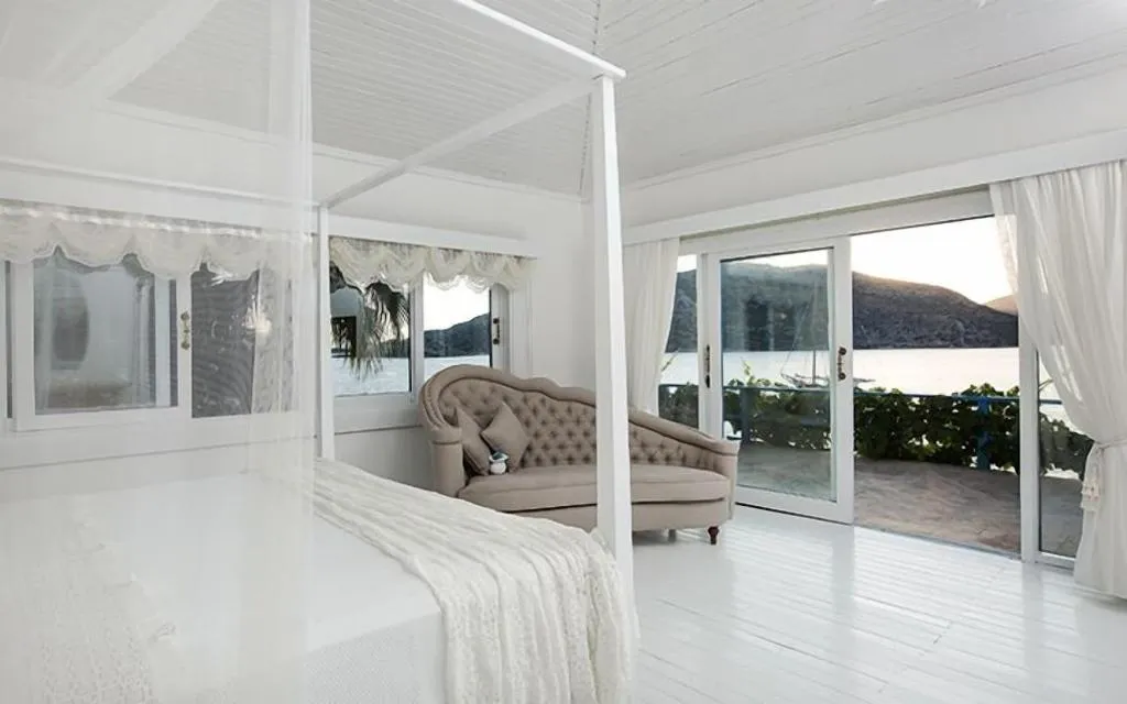 Room, Sabrina's Haus, Dalaman