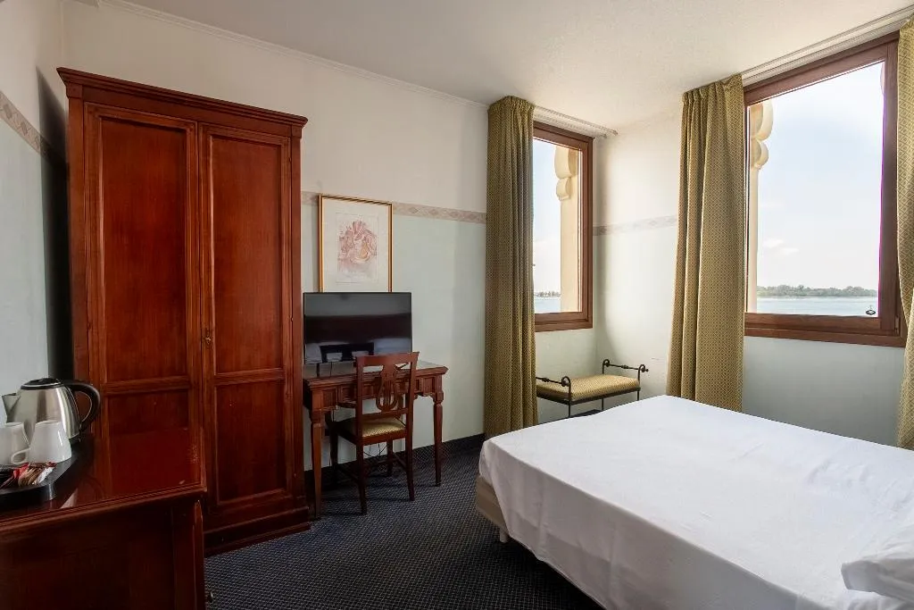 DOUBLE LAGOON VIEW Room, Russo Palace, Venice