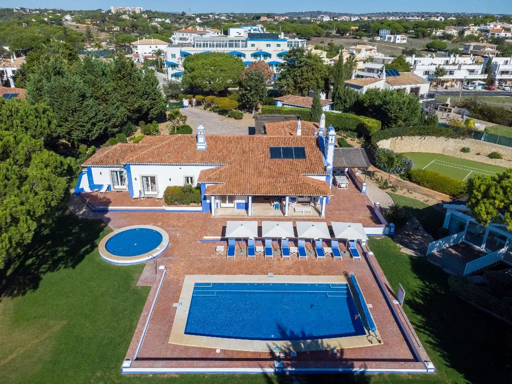 VILLA SIX BEDROOMS THREE BATHROOMS Room, Shantivillas, Algarve