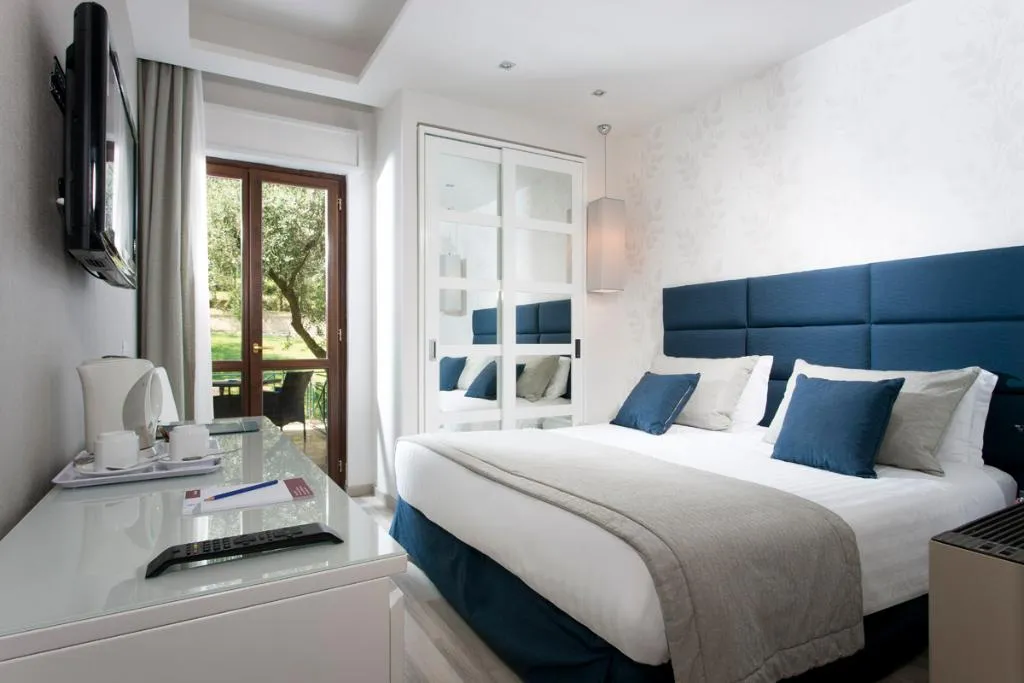 DOUBLE GARDEN VIEW WITH BALCONY Room, Nastro Azzurro Resort, Naples