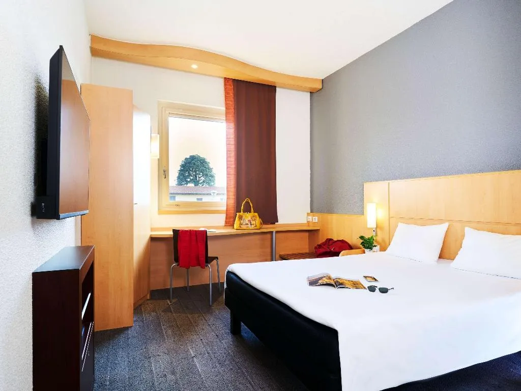 DOUBLE WITH DOUBLE BED Room, Ibis Como, Milan