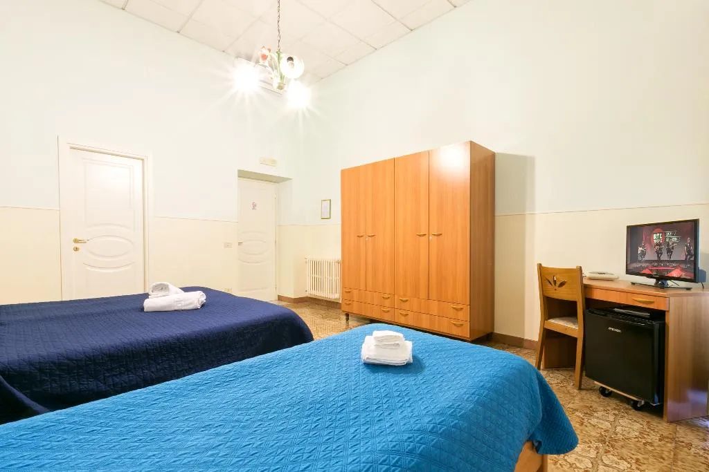 TRIPLE STANDARD Room, Sisters' Hostel, Naples