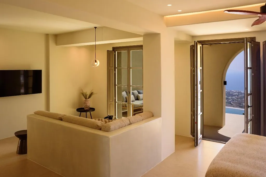 SUITE SUPERIOR WITH PRIVATE POOL Room, Elessa Hotel, Santorini