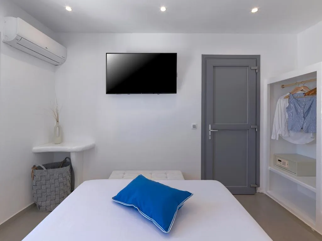 SUITE WITH JACUZZI WITH VIEWS Room, Tatakis Design Hotel, Fira, Santorini