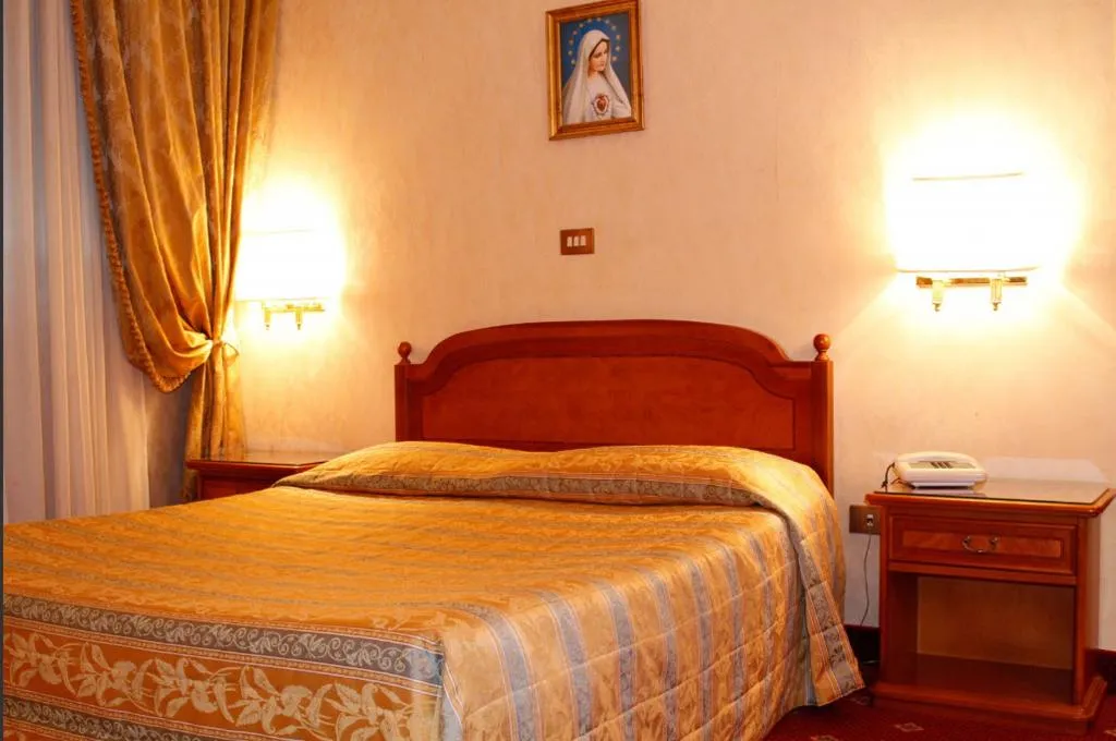 SINGLE DELUXE Room, The Cross, Rome