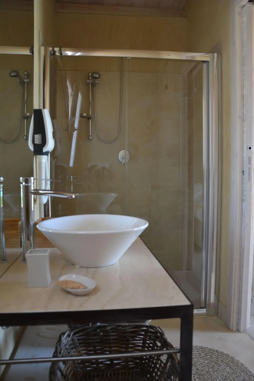 Room, Riserva Del Noce, Catania