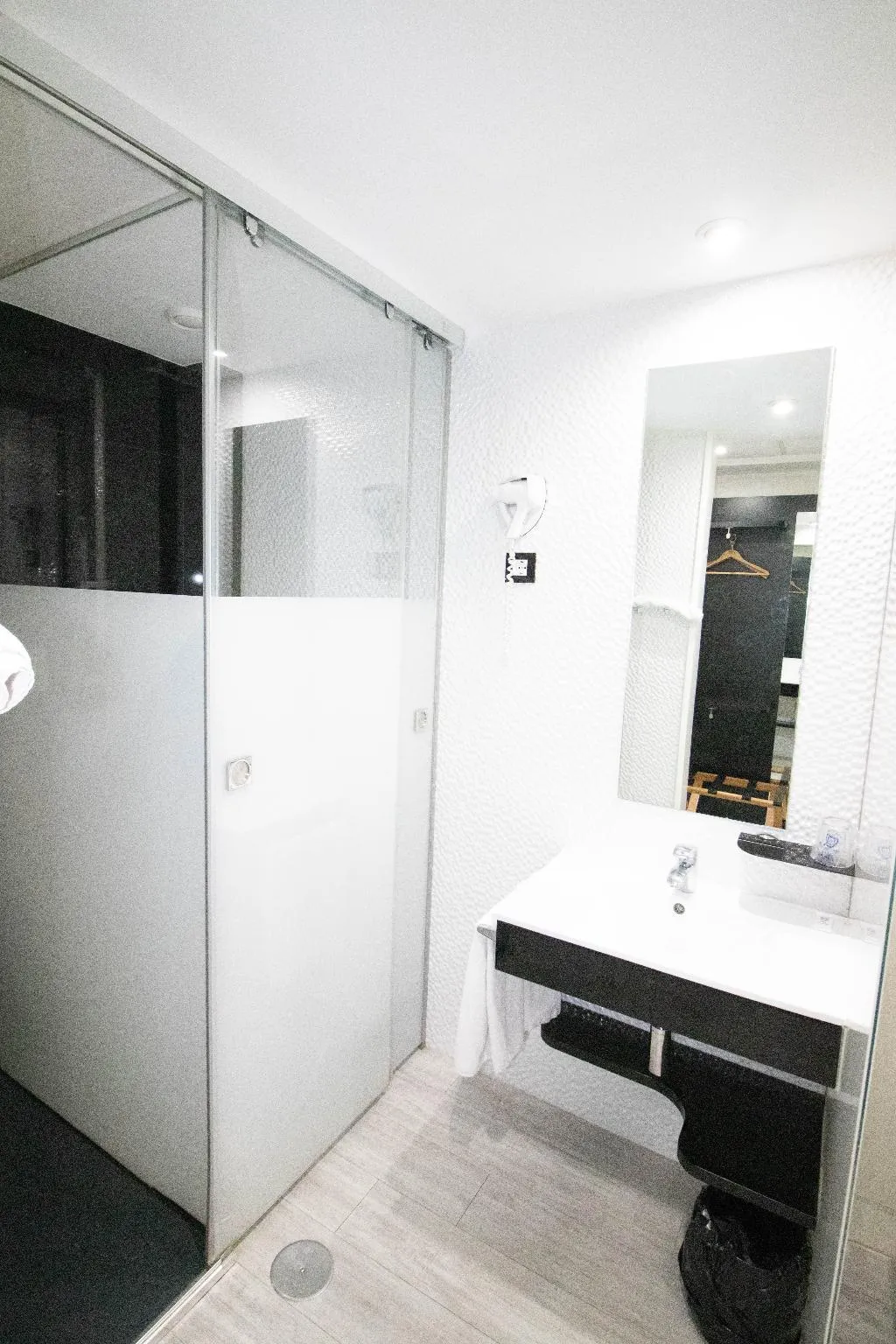 DOUBLE STANDARD Room, Avenida de España, Madrid