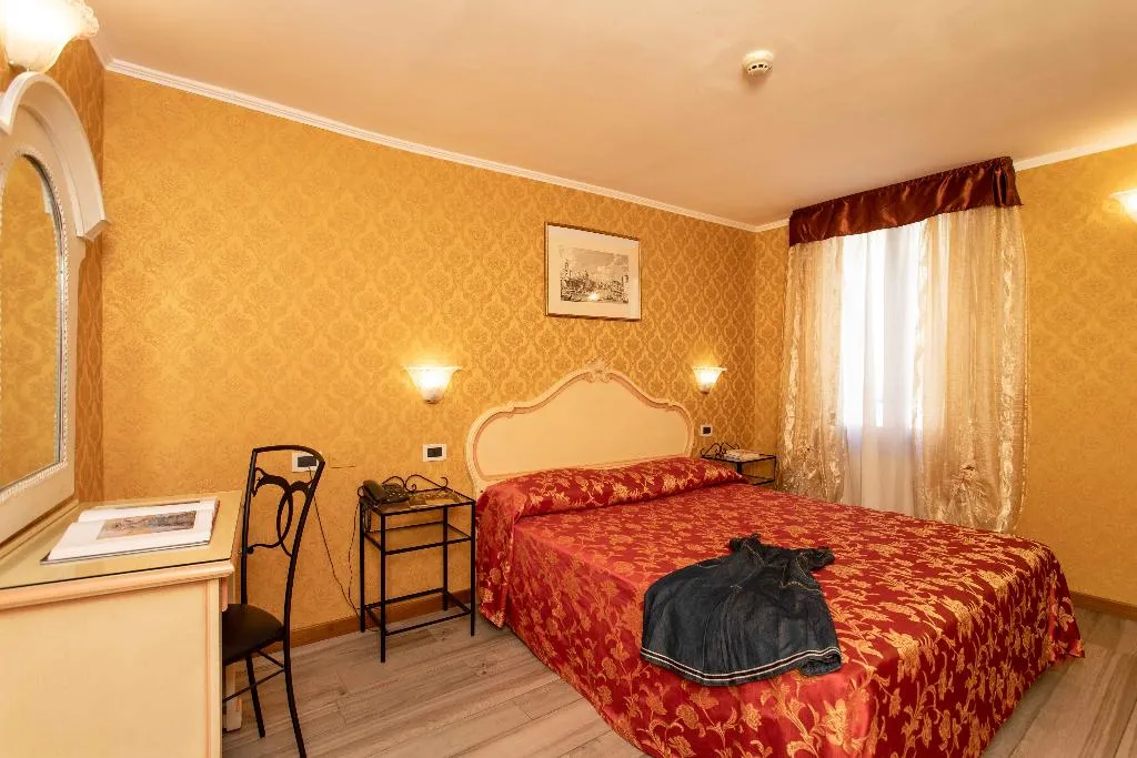 DOUBLE CANAL VIEW Room, Tintoretto Hotel, Venice