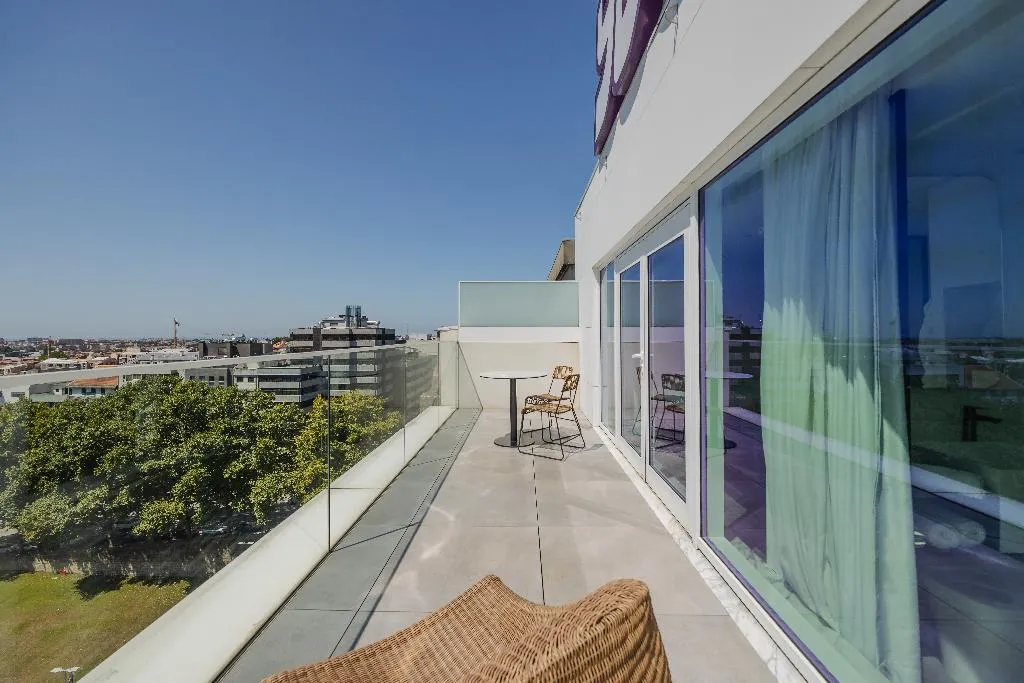 DOUBLE SINGLE USE SUPERIOR QUEEN BED Room, Yotel Porto, Porto