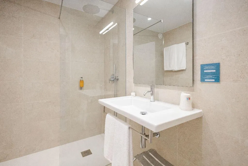 SINGLE WITH TERRACE Room, Navarras, Porto
