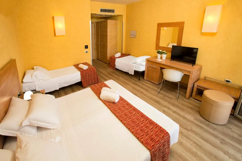 QUADRUPLE STANDARD Room, Yachting Palace, Taormina