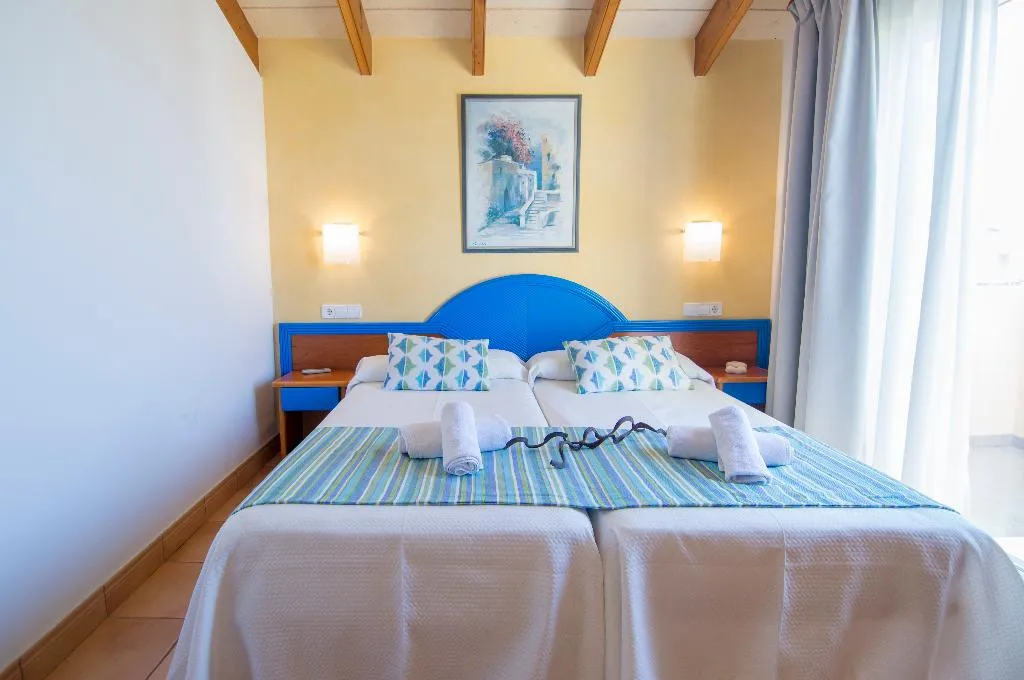 VILLA THREE BEDROOMS WITH AIR CONDITIONING Room, Amarillas, Menorca
