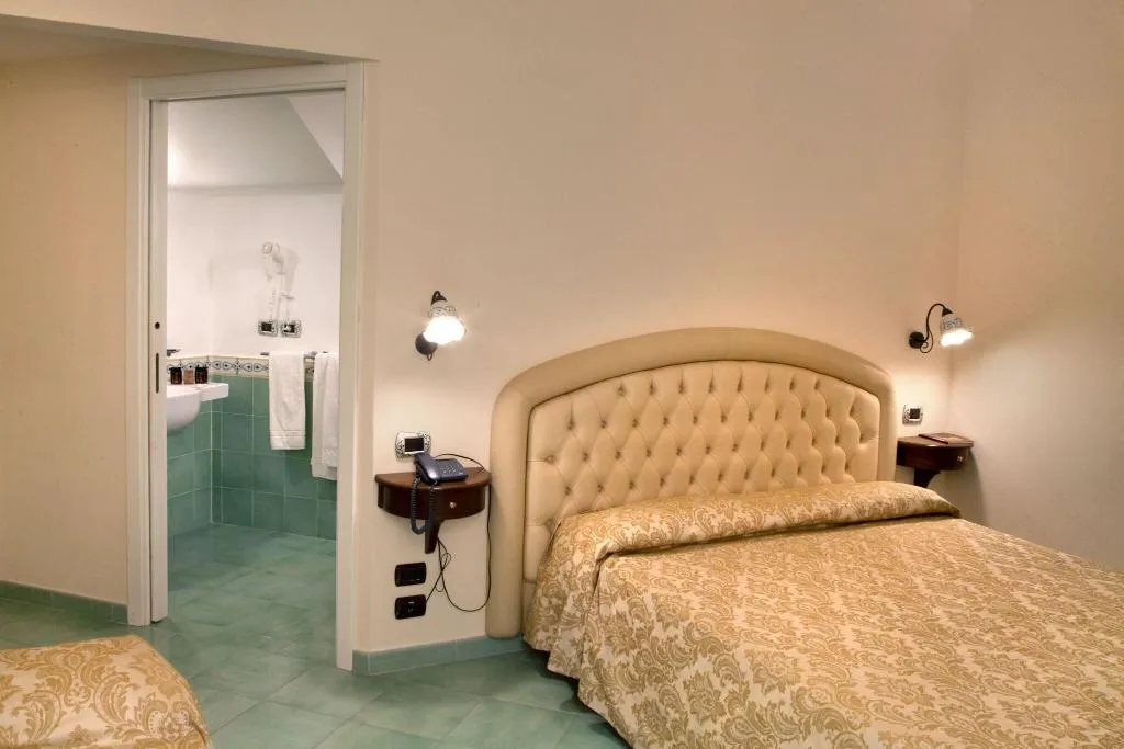 DOUBLE QUEEN SIZE BED Room, L'Antico Convitto, Naples