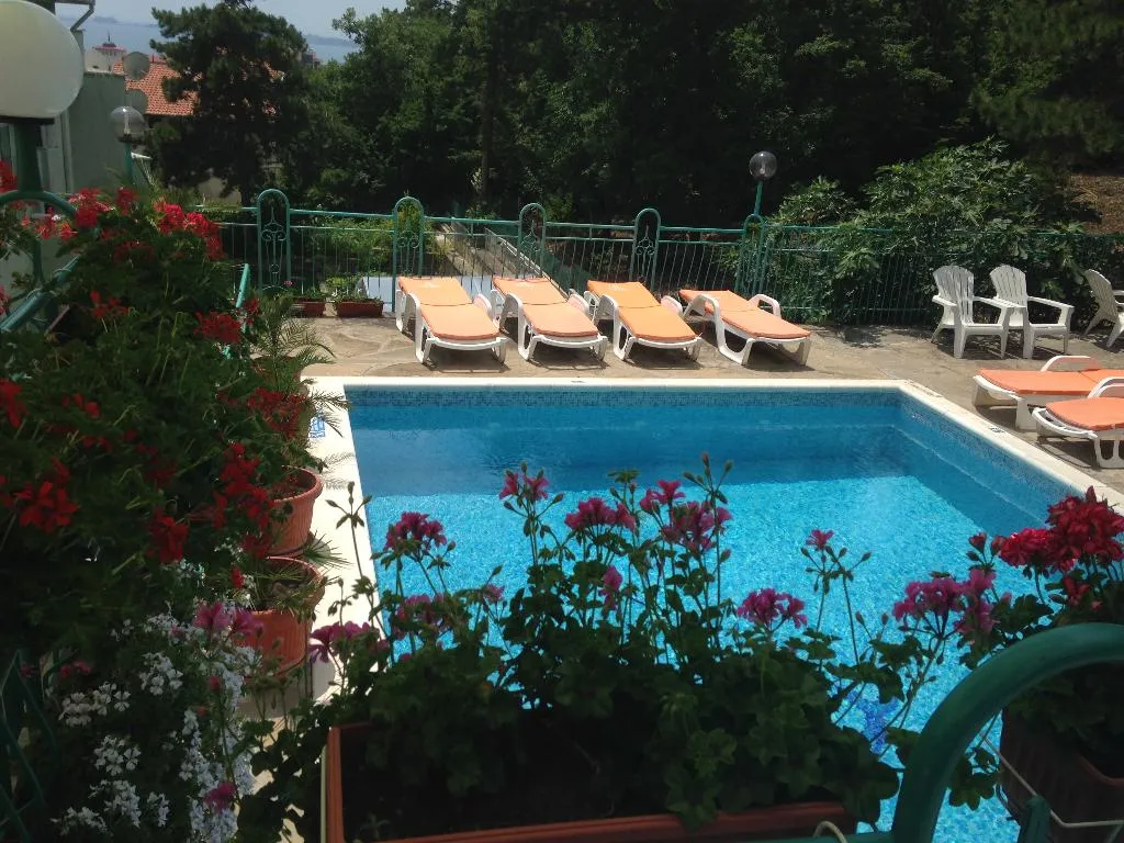 Pool, Zora, Bourgas