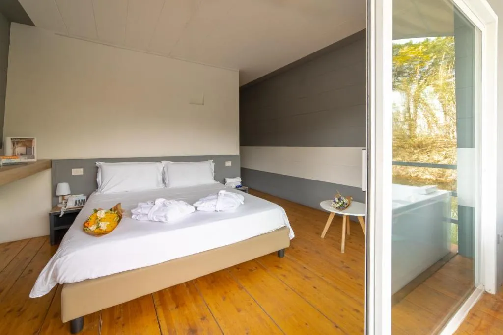 LODGE WITH JACUZZI Room, Nabi Resort Glamping & Spa, Naples
