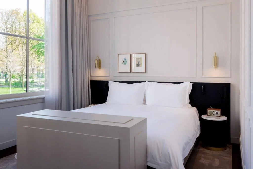 JUNIOR SUITE KING SIZE BED Room, Pillows Maurits At The Park, Amsterdam