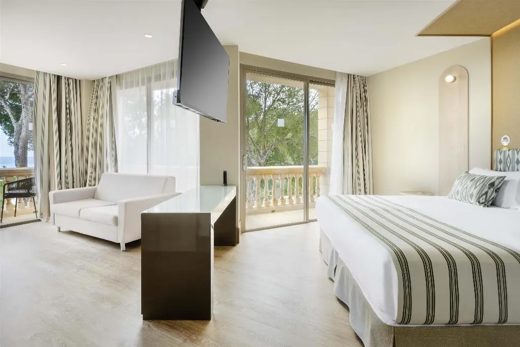 JUNIOR SUITE SEA FRONT Room, Barcelo Illetas Albatros, Majorca