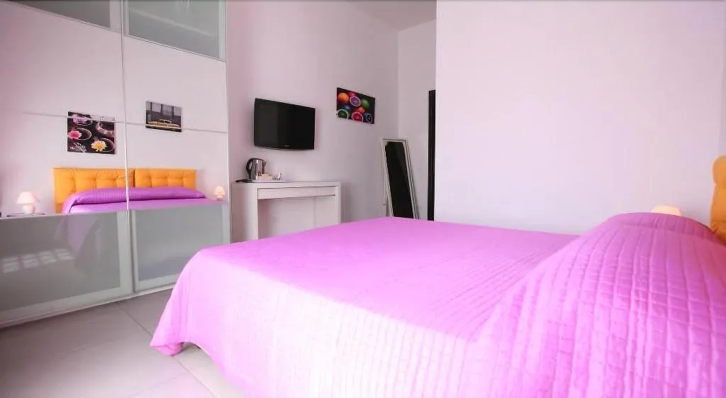 Room, Megaride Santa Lucia, Naples