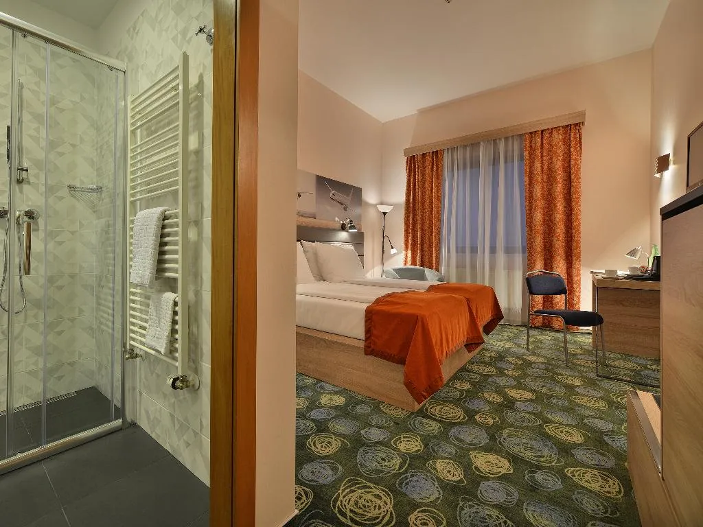 DOUBLE DELUXE Room, Ramada Airport Prague, Prague