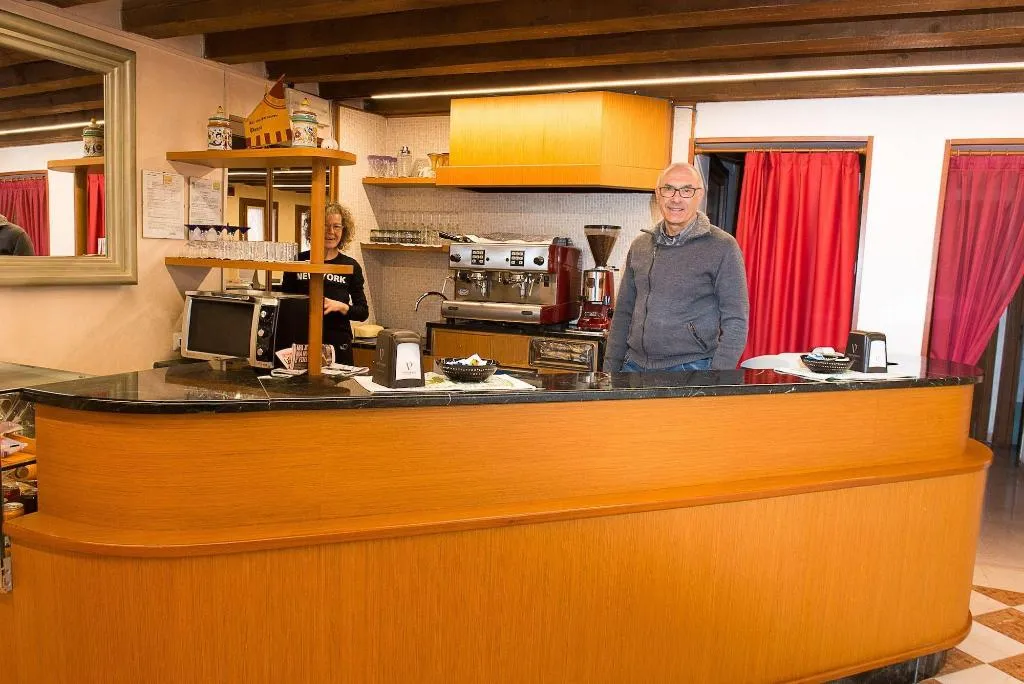 Bar, Domus Clugiae, Venice