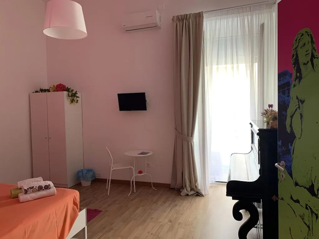 Room, B&B Tarumbò, Naples