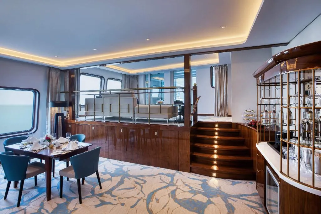 Room, Queen Elizabeth 2, Dubai