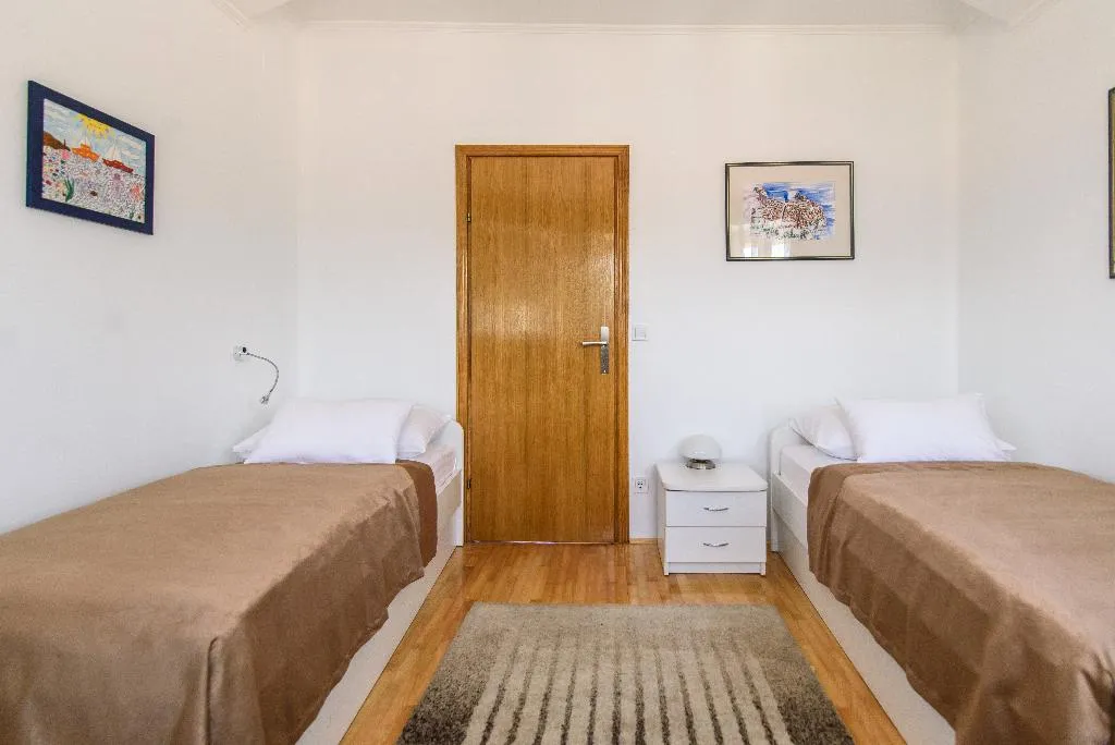 APARTMENT CAPACITY 4 TWO BEDROOMS Room, Vila Curic, Dubrovnik