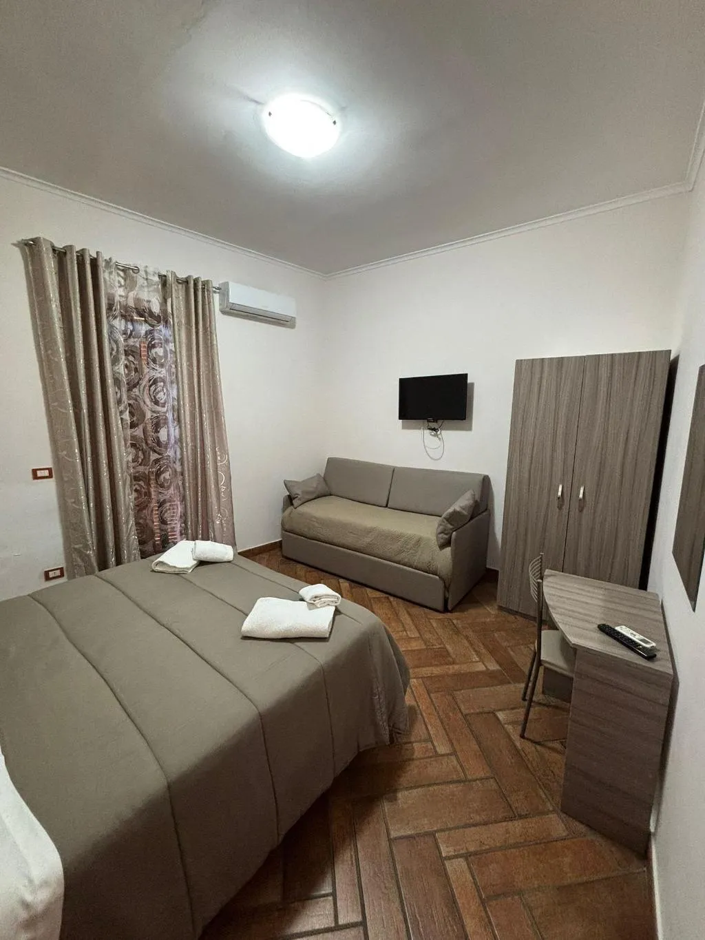Room, Home To Fly, Naples