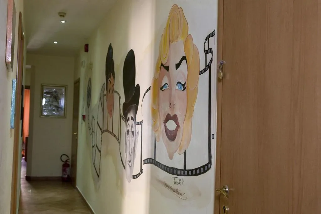 Lobby, Cine Holiday, Naples