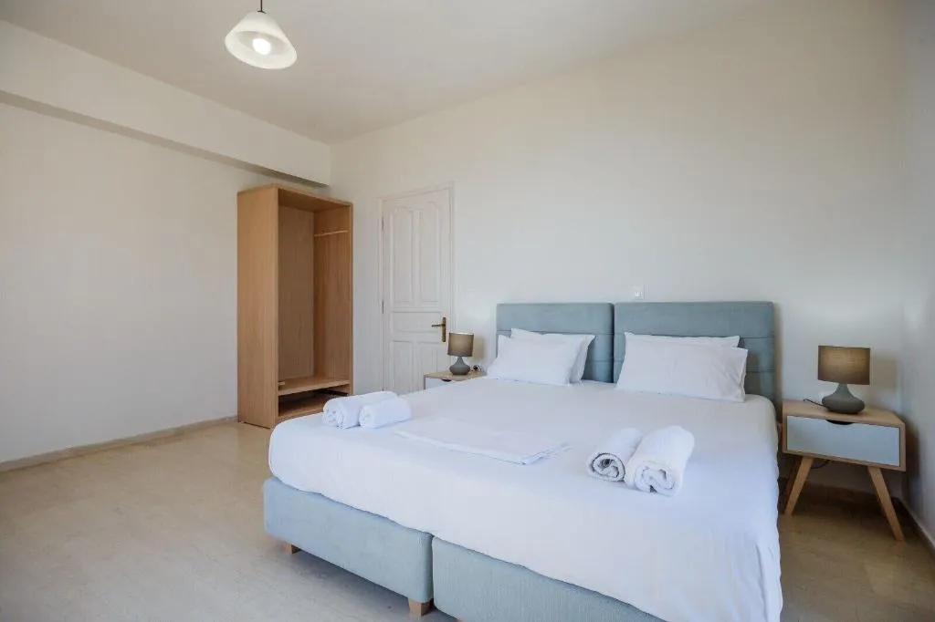 Room, Blue Horizon Studios, Zante