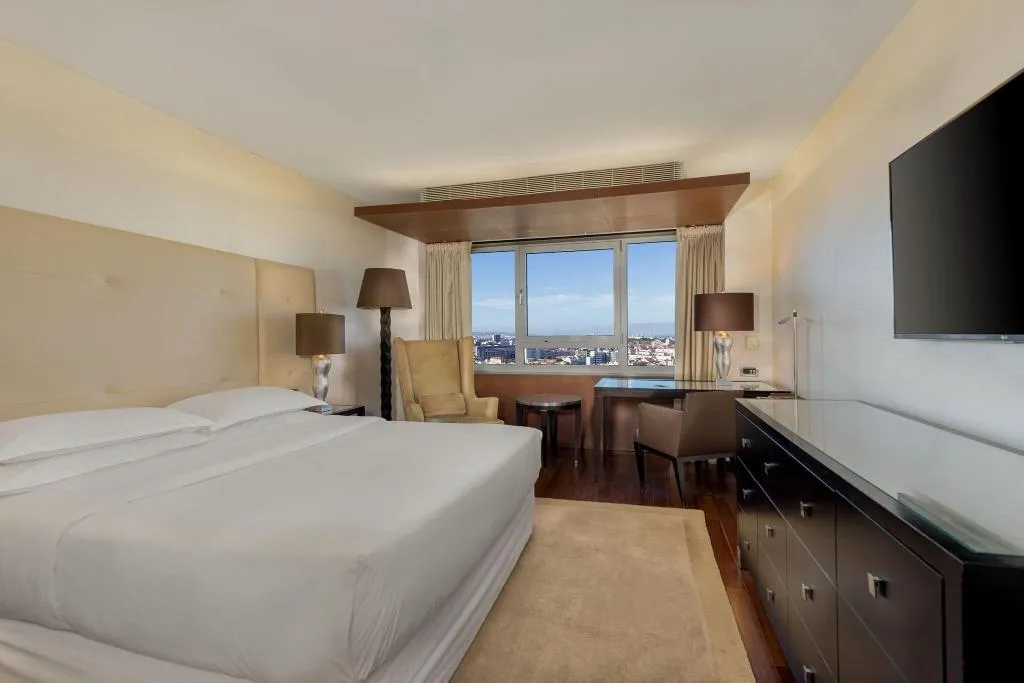 DOUBLE CLUB QUEEN BED Room, Sheraton Lisboa Hotel & Spa, Lisbon
