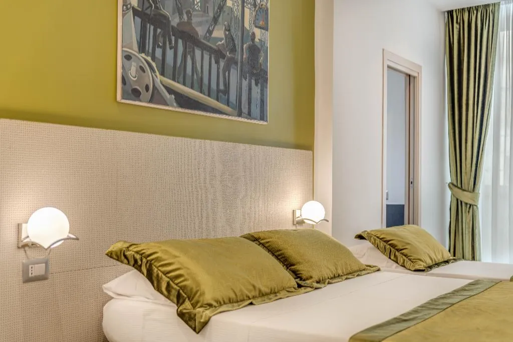 TRIPLE STANDARD Room, Trevi Palace Hotel, Rome