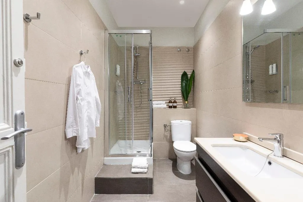 APARTMENT CAPACITY 6 THREE BEDROOM Room, Aspasios Urquinaona Design, Barcelona