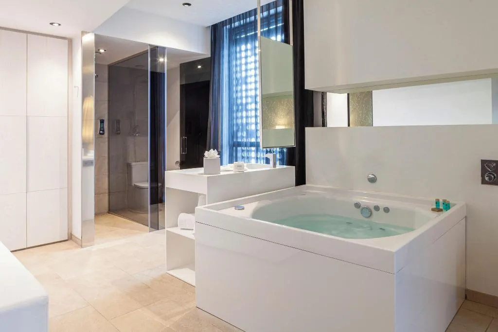 SUITE KING BED WITH JACUZZI Room, SB Plaza Europa, Barcelona