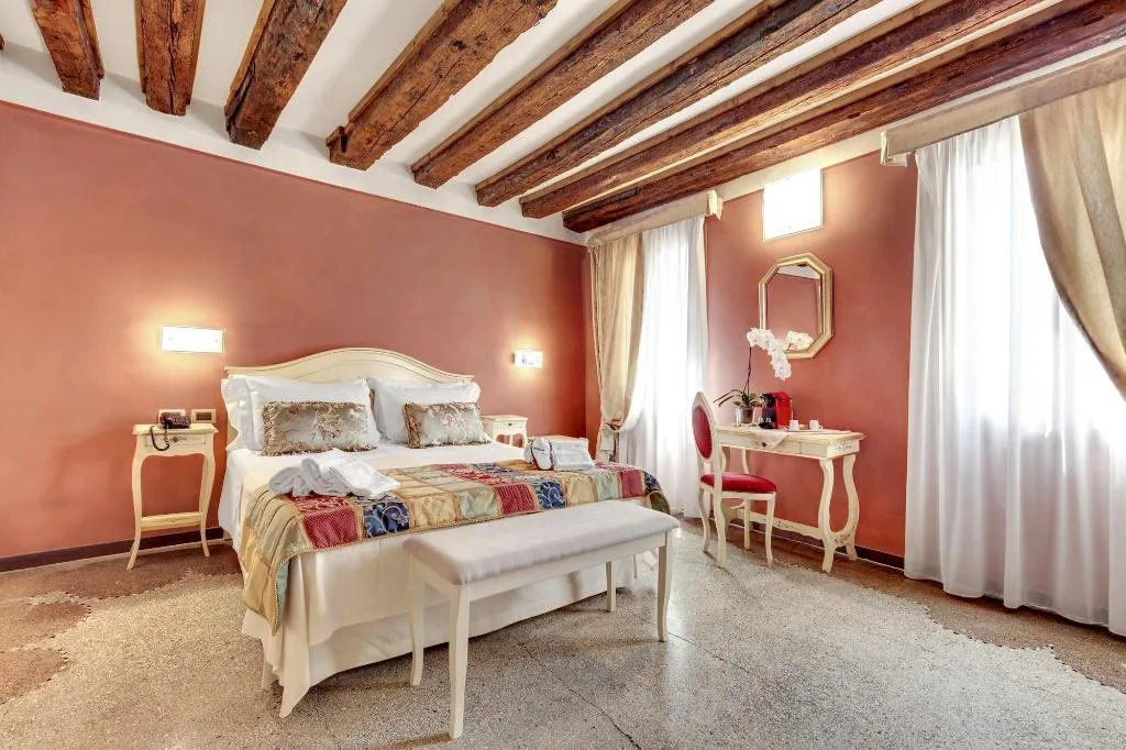 Room, Ca' Riza, Venice