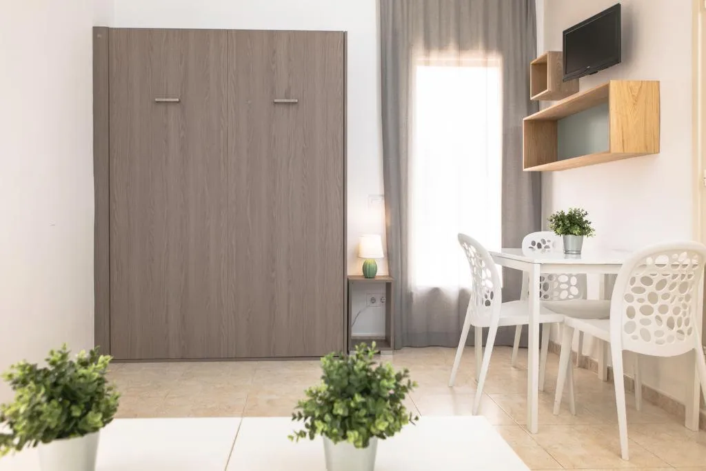 Room, Benelux, Costa Brava
