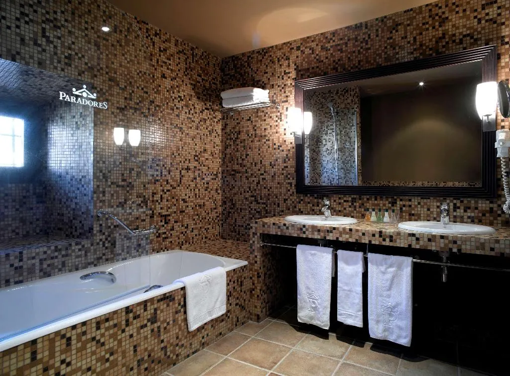 DOUBLE SUPERIOR Room, Parador de Trujillo, Madrid