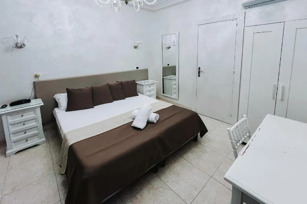 DOUBLE STANDARD Room, Bee Queen Hotel, Naples