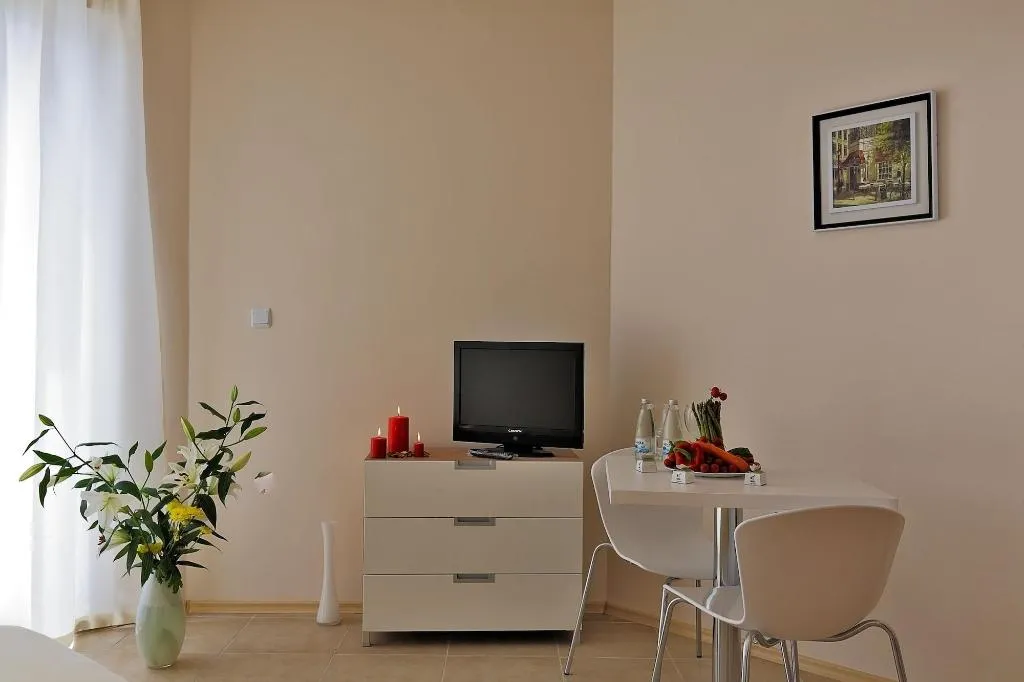 Room, Emberli, Bourgas