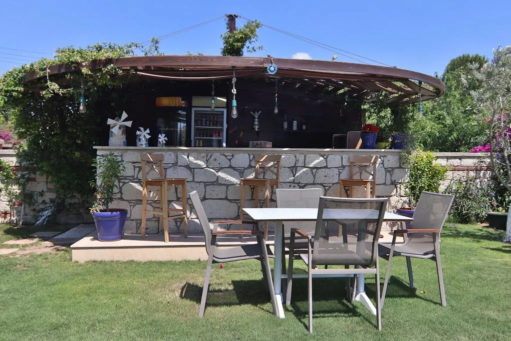 Bar, Alacaat, Izmir